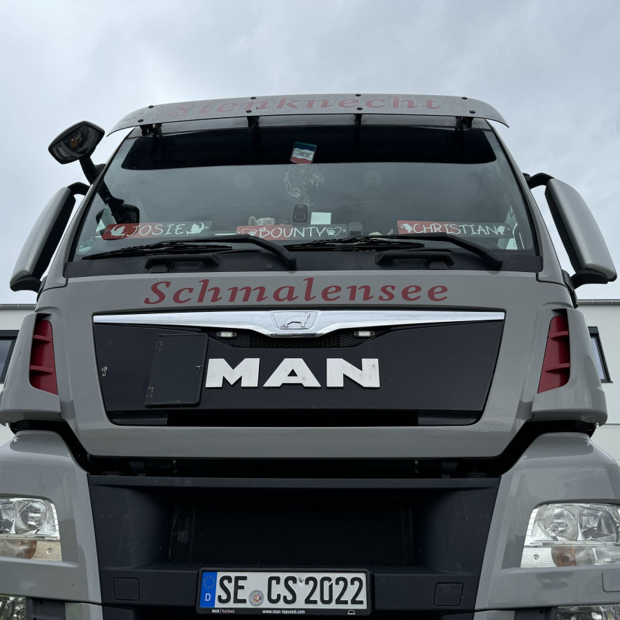 Transporter von unten fotografiert